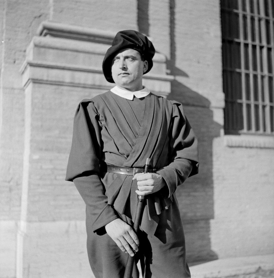 Soldaat poseert in excercitie tenue met geweer, Bestanddeelnr 191-1292