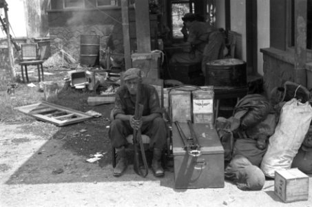 Soldaat Soebandi van de Ie VB-Tjililitan past op de barang bagage, red. na aan, Bestanddeelnr 5125