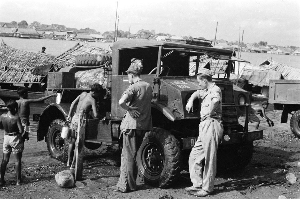 Soldaten Chris Vermaat uit Schiedam (l.) en Marines van Neerven uit Breda (r.), , Bestanddeelnr 255-2-2