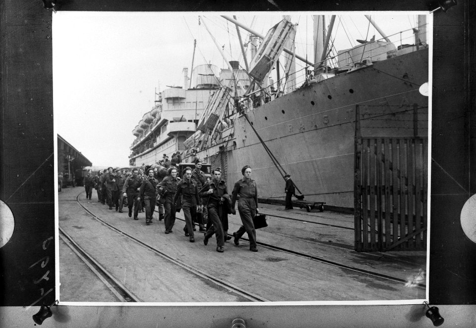 Soldaten embarkeren van een troepentransportschip, Bestanddeelnr 900-6624