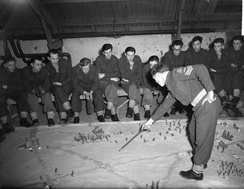 Soldaten, oefeningen, theorielessen, Bestanddeelnr 904-4036