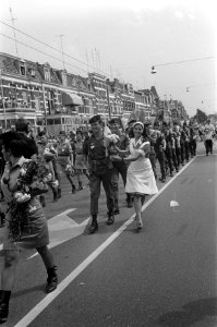 Soldaten en een verpleegster, Bestanddeelnr 922-6419