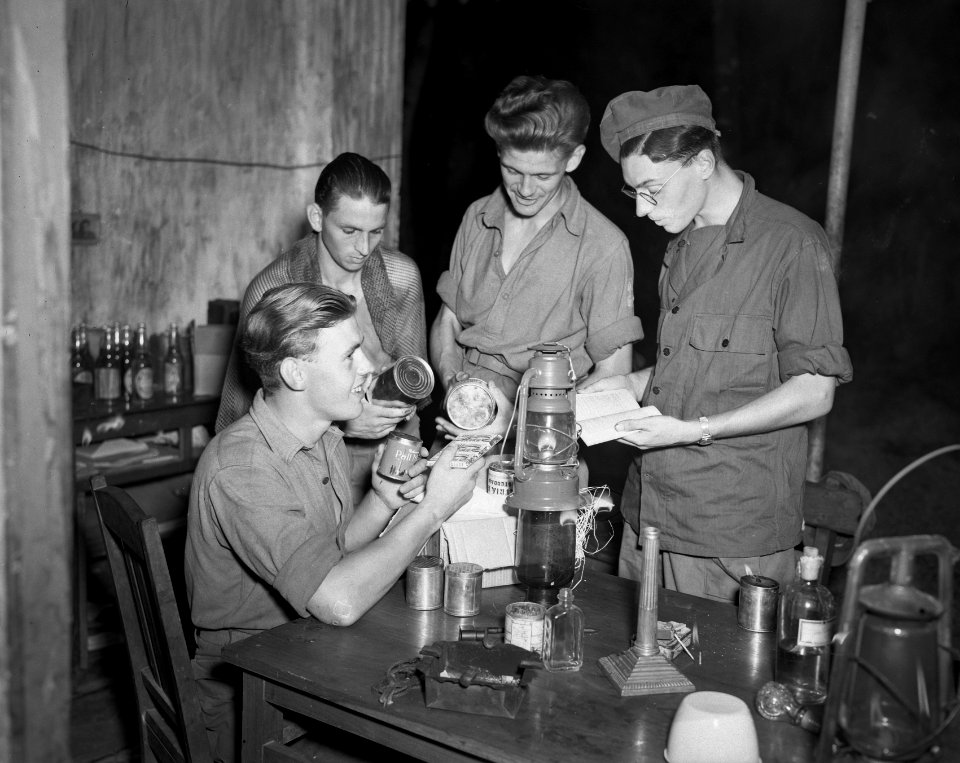 Soldaten bekijken de Inhoud van het kerstpakket, Bestanddeelnr 10607
