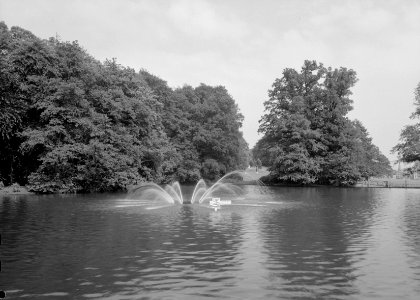 Sonsbeekvijver met door Heidemij geschonken fontein, Bestanddeelnr 162-0957