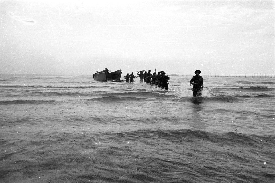 Soldaten hebben het landingsvaartuig verlaten en komen aan land, Bestanddeelnr 4790