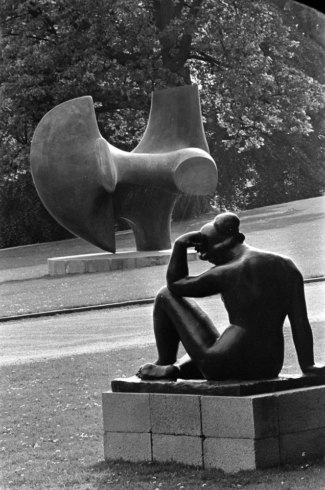 Sonsbeek 1966, expositie, beeld van eRodin (voorgrond) naast een beeld van Henry, Bestanddeelnr 919-1635