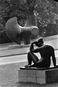 Sonsbeek 1966, expositie, beeld van eRodin (voorgrond) naast een beeld van Henry, Bestanddeelnr 919-1635