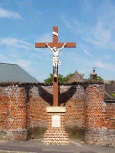 Sons-et-Ronchères (Aisne) croix de chemin près de la mairie