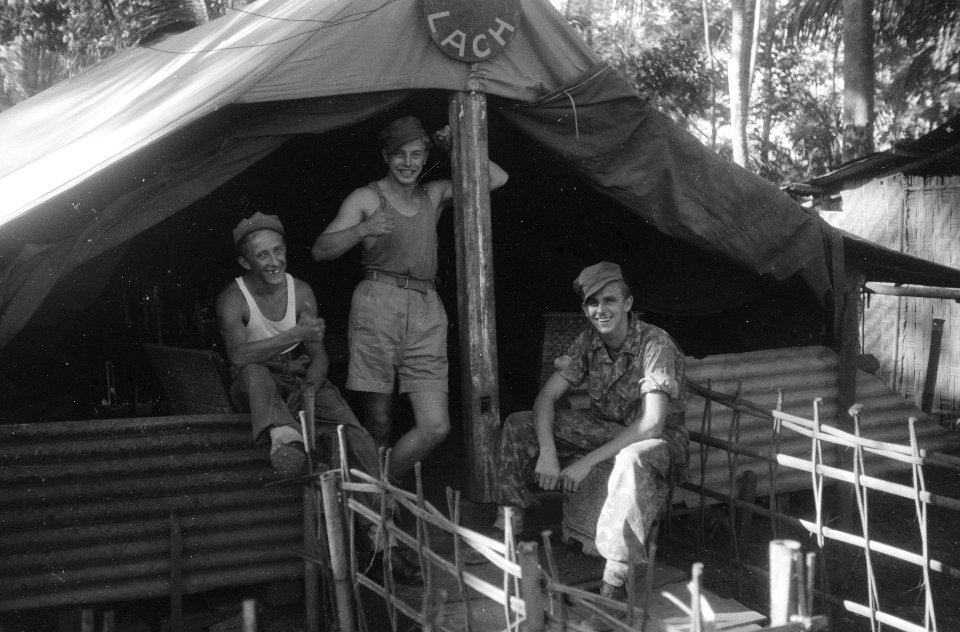 Soldaten bij hun tent, genaamd De Lach, Bestanddeelnr 1144