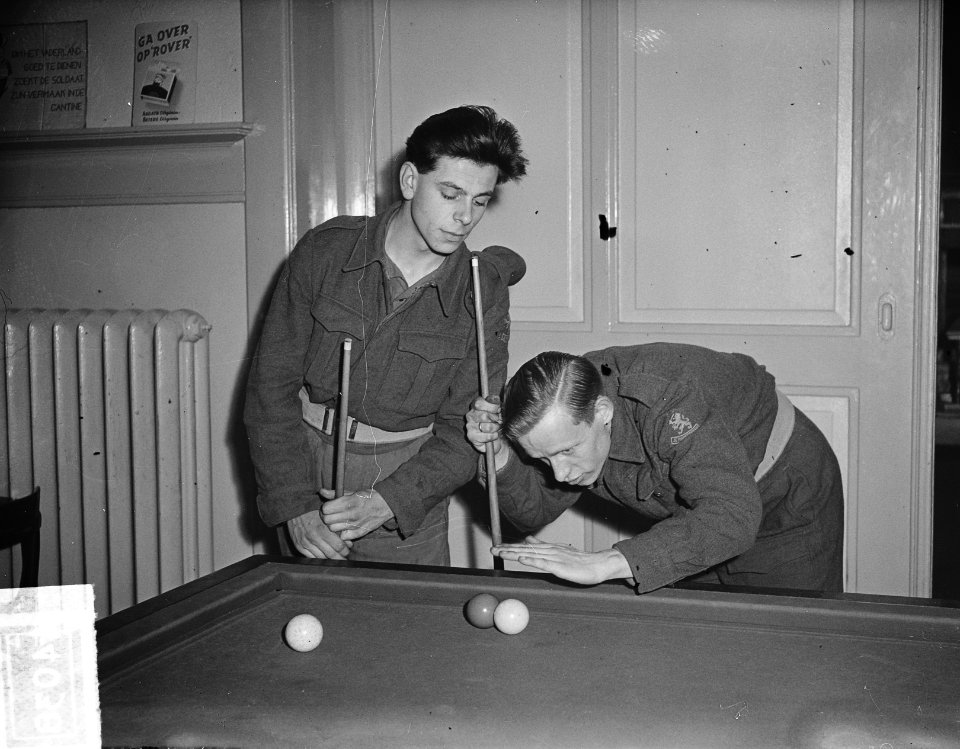Soldaten, recreatie, biljarten, Bestanddeelnr 904-4038