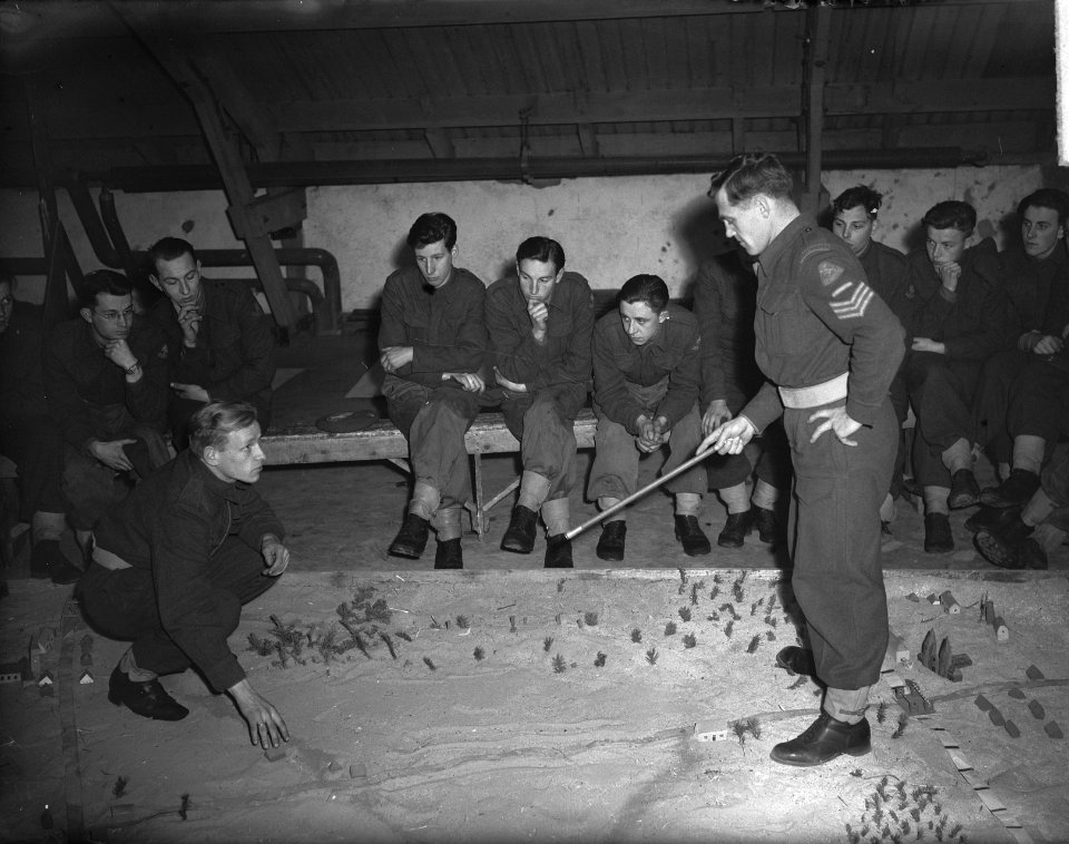 Soldaten, oefeningen, theorielessen, Bestanddeelnr 904-4035