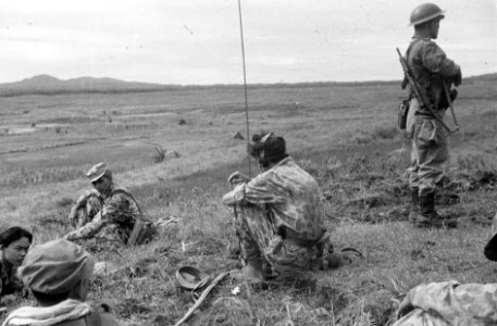 Soldaat Tudy uit Medan van de Verbindingsafd. Infanterie VI zoekt via zijn veldr, Bestanddeelnr 3679