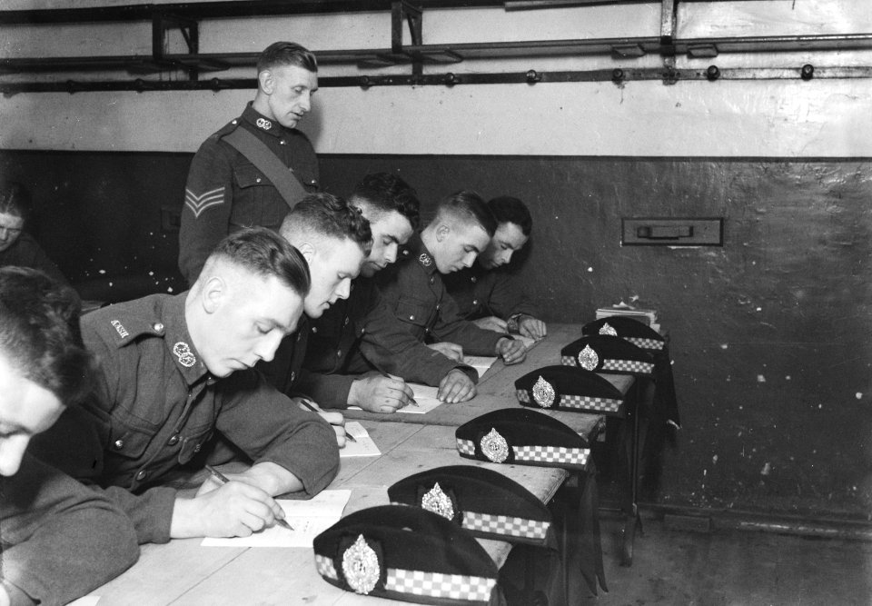 Soldaten aan het werk in een klaslokaal, Bestanddeelnr 190-1031