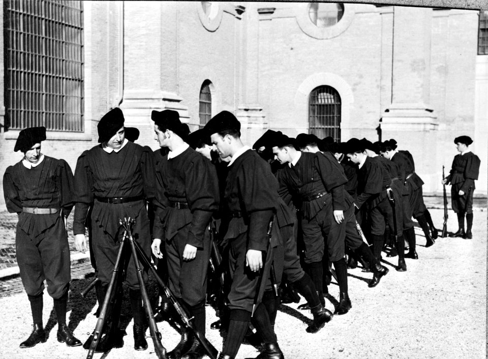 Soldaten in excercitie-tenue zetten hun geweren in rotten, Bestanddeelnr 191-1314