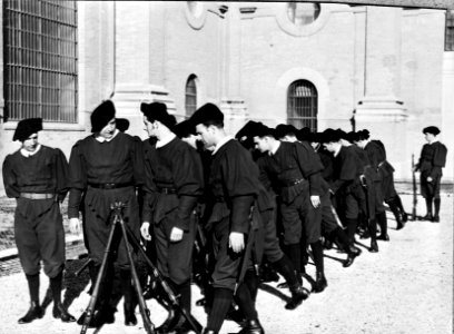 Soldaten in excercitie-tenue zetten hun geweren in rotten, Bestanddeelnr 191-1314