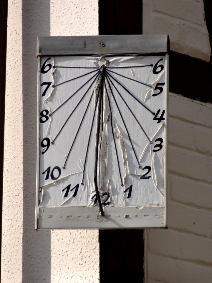 Sonnenuhr an einem Fachwerkhaus in Eichicht