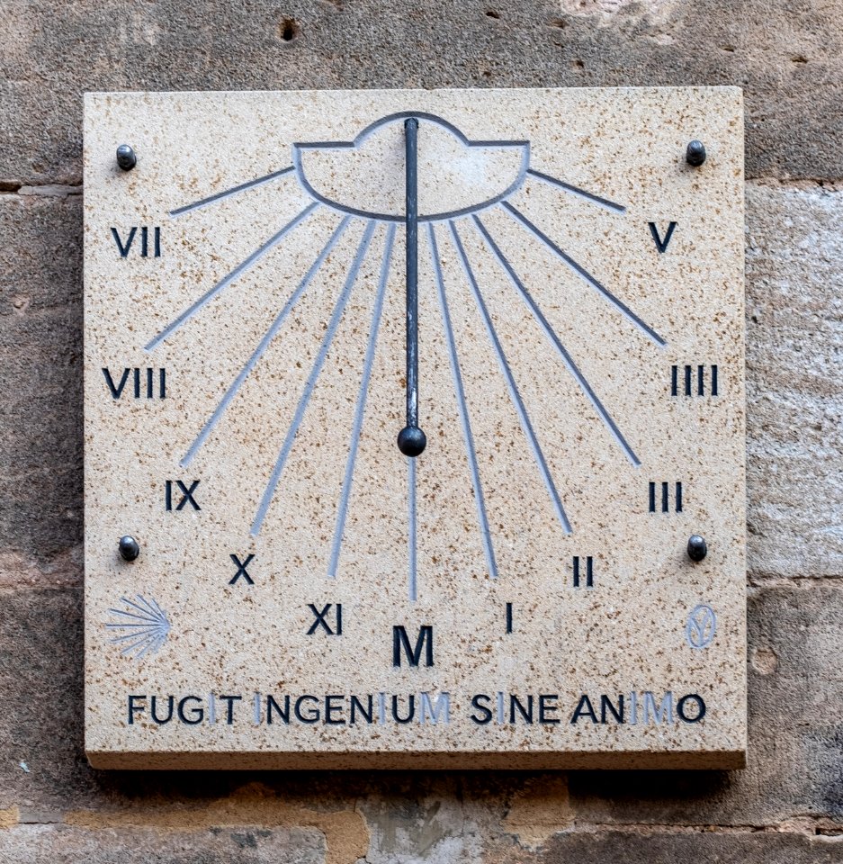 Sonnenuhr an der Südseite der Jakobuskirche in Tübingen 2019