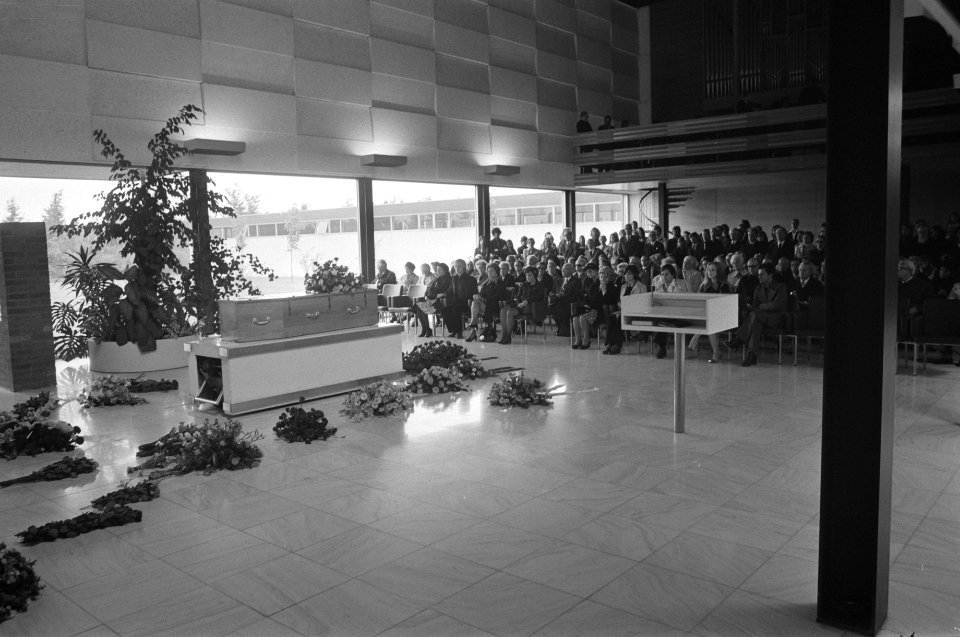 Sonia Gaskell in Amsterdam gecremeerd, overzicht tijdens de plechtigheid, Bestanddeelnr 927-3254