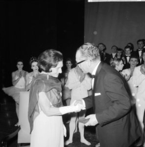 Sonia Gaskell officier, na de voorstelling ontving zij de versierselen van Minis, Bestanddeelnr 918-7440