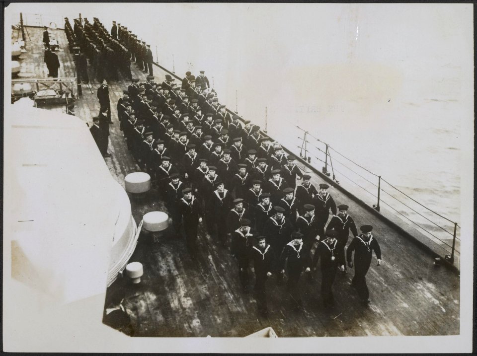 Soldiers leaving quarter deck after inspection, Bestanddeelnr 158-2649