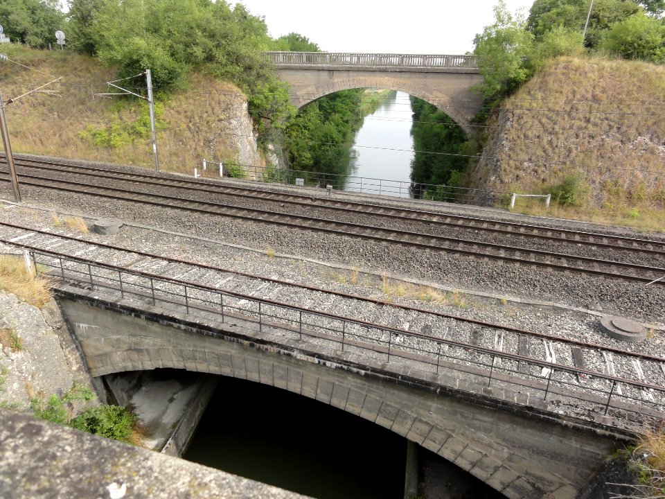 Sorcy-Saint-Martin (Meuse) Canal de l'Est avec trois ponts