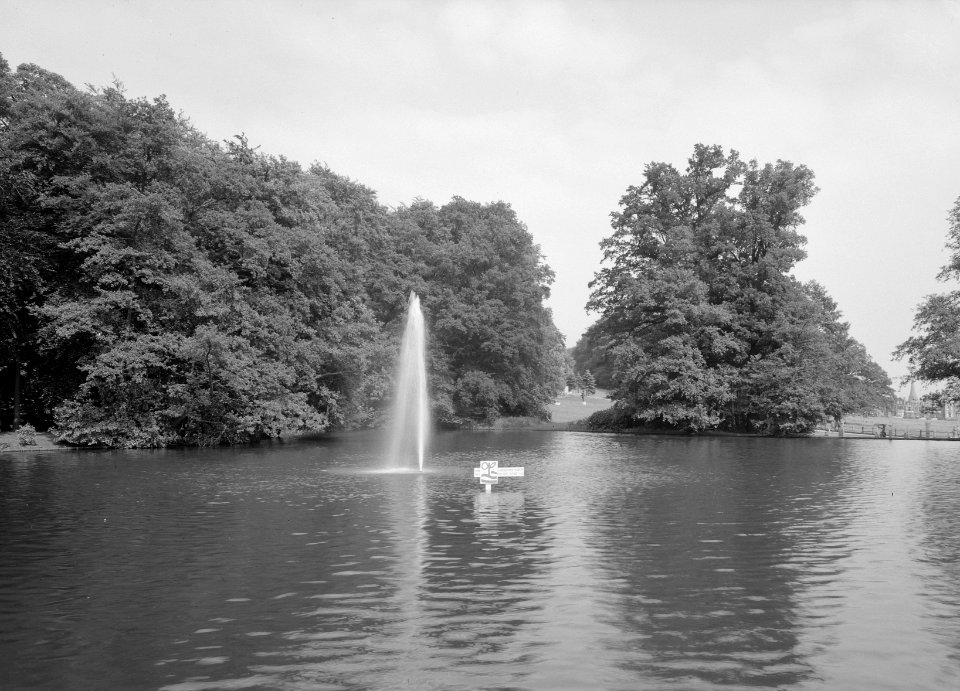 Sonsbeekvijver met door Heidemij geschonken fontein, Bestanddeelnr 162-0955