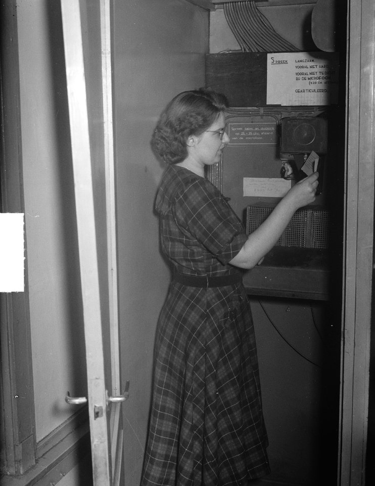 Sonja Doosjes is omroepster op Centraal Station, Bestanddeelnr 904-4863