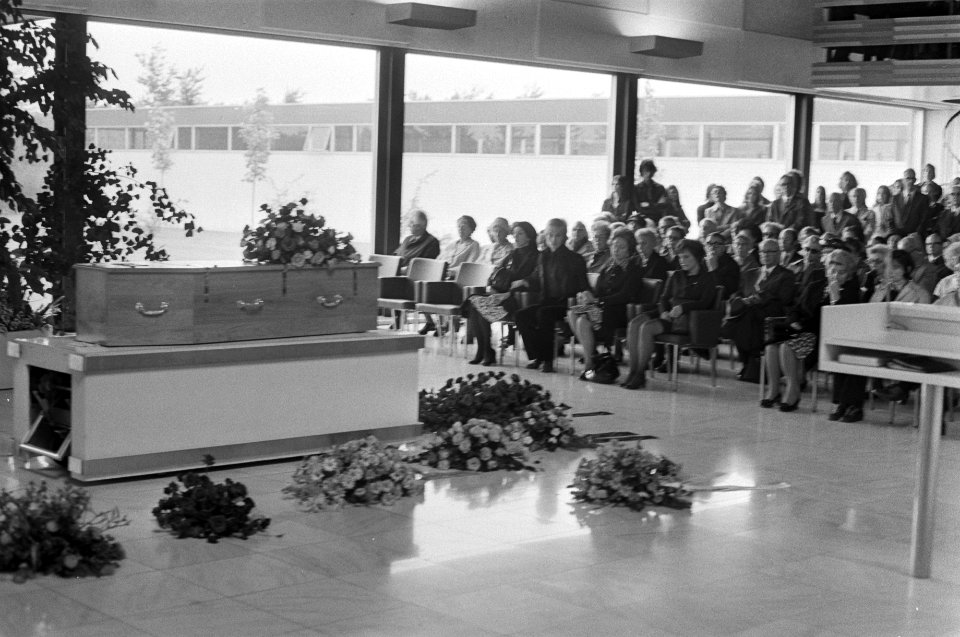 Sonia Gaskell in Amsterdam gecremeerd, overzicht tijdens de plechtigheid, Bestanddeelnr 927-3253
