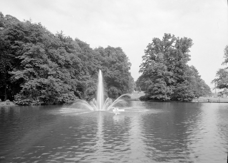 Sonsbeekvijver met door Heidemij geschonken fontein, Bestanddeelnr 162-0956