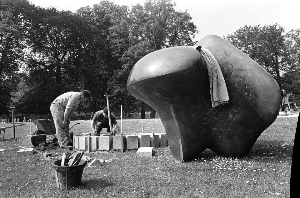 Sonsbeek 1966, expositie, arbeiders metselen een voetstuk voor beeld van Henri M, Bestanddeelnr 919-1634