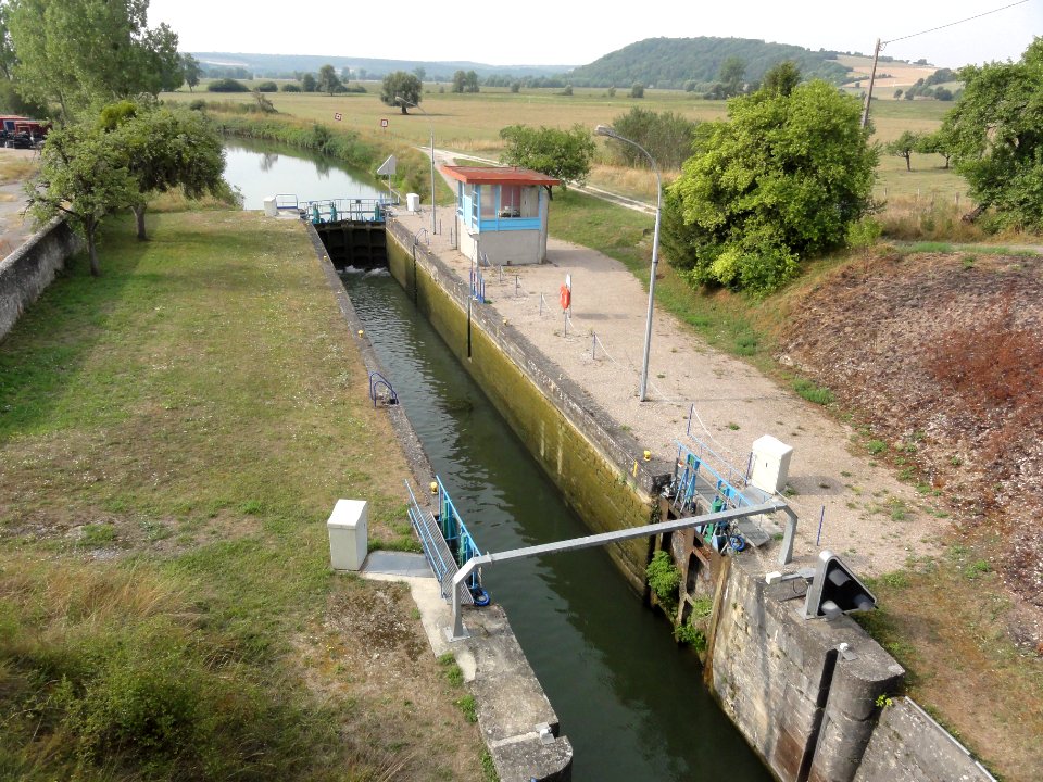 Sorcy-Saint-Martin (Meuse) Canal de l'Est écluse avant trois ponts