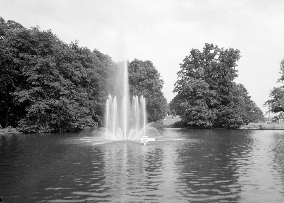 Sonsbeekvijver met door Heidemij geschonken fontein, Bestanddeelnr 162-0958