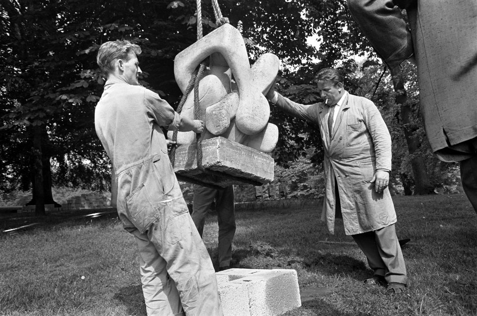 Sonsbeek 1966, expositie. Beeld wordt geplaatst, Bestanddeelnr 919-1640