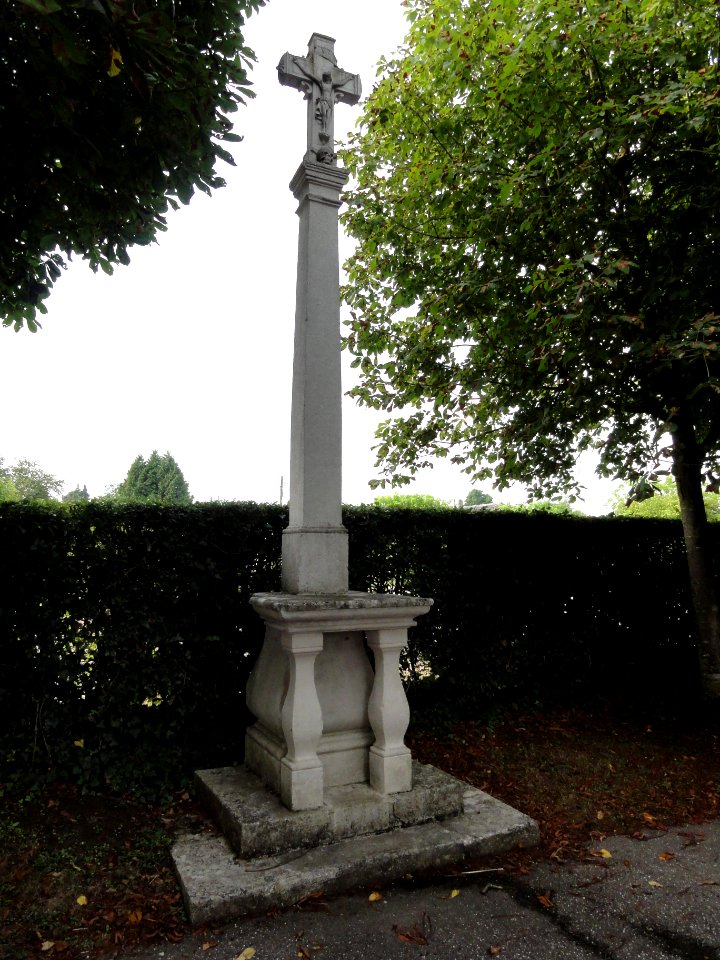 Sorcy-Saint-Martin (Meuse) croix A, acces au cimetière