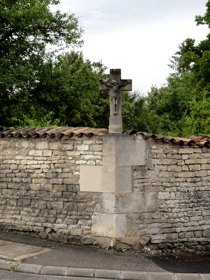 Sorcy-Saint-Martin (Meuse) croix de chemin sur un mur, D10
