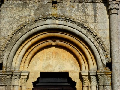 Sorcy-Bauthémont (Ardennes) église Notre-Dame, arc du portail