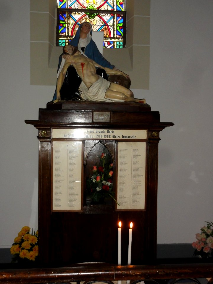 Soustons (Landes) église, pietà monument aux morts