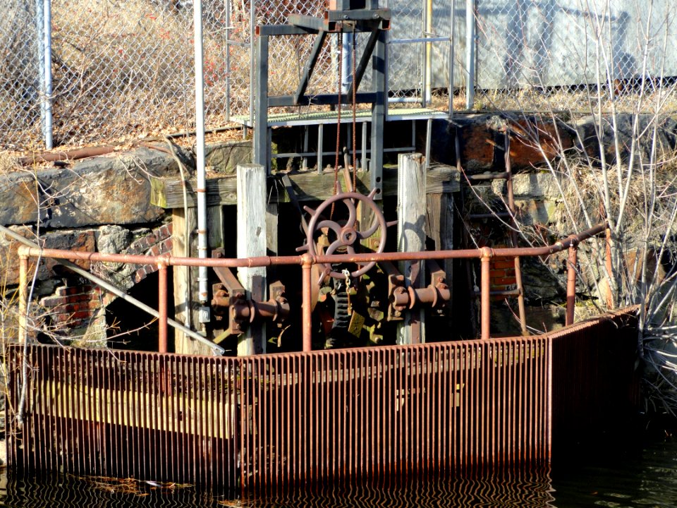South Canal gate - Lawrence, MA - DSC03529