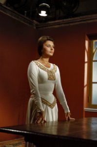 Sopia Loren probeert een van haar kostuums die ze moet dragen in de film El Cid, Bestanddeelnr 254-7343
