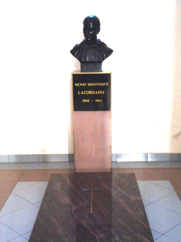 Sorèze (Tarn, Fr) tombe et buste Henri Lacordaire dans l'église