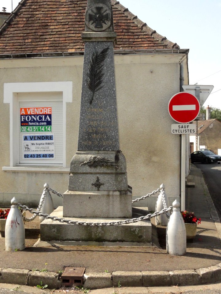 Souligné-sous-Ballon (Sarthe) monument aux morts
