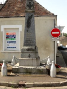 Souligné-sous-Ballon (Sarthe) monument aux morts