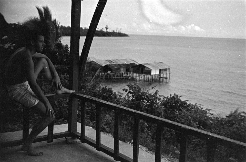 Sorido Airstrip Biak Kust van Biak Soldaat geniet vanaf een veranda van het ui, Bestanddeelnr 1487