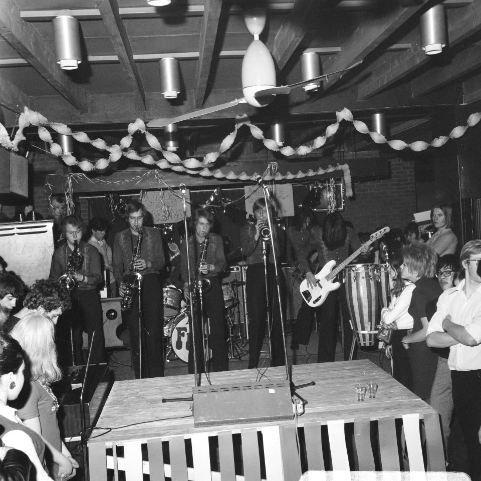 Soulgroep The Free geeft show in Amsterdamse Club 67 Jimmy Mack van The Fr, Bestanddeelnr 922-1182