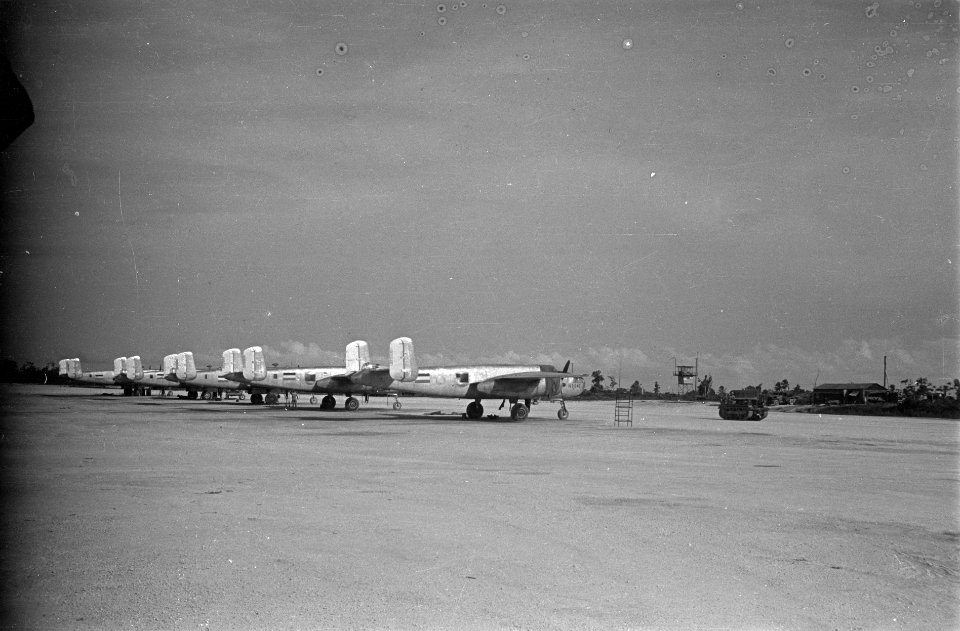 Sorido Airstrip Biak. Vijf Mitchell B-25 bommenwerpers van het 18e Squadron op e, Bestanddeelnr 1492