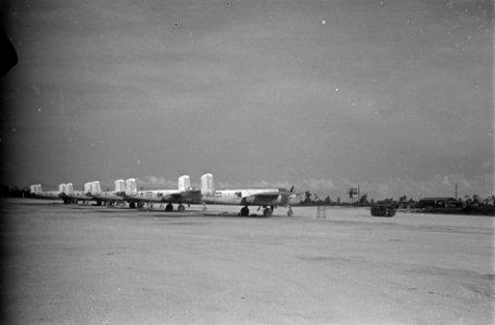 Sorido Airstrip Biak. Vijf Mitchell B-25 bommenwerpers van het 18e Squadron op e, Bestanddeelnr 1492