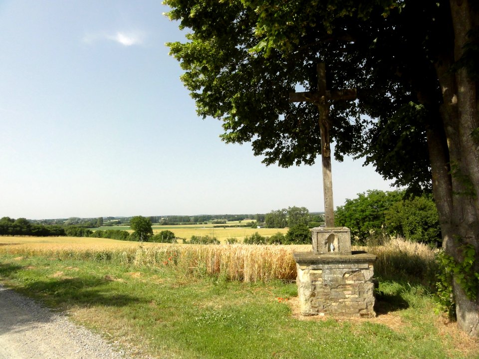 Souligné-sous-Ballon (Sarthe) calvaire D227