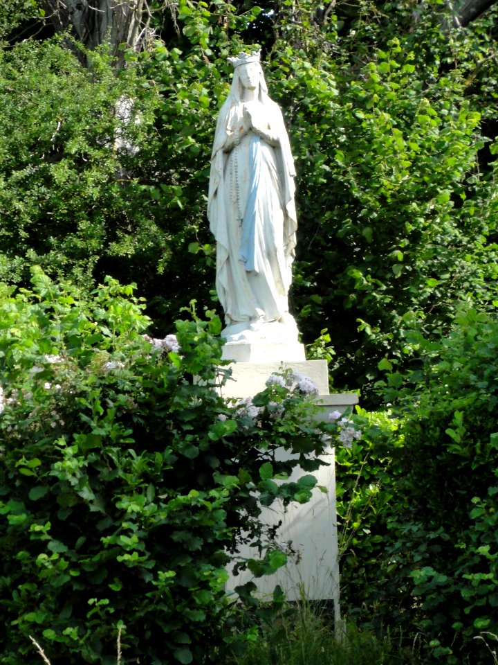 Souligné-sous-Ballon (Sarthe) statue de la Vierge
