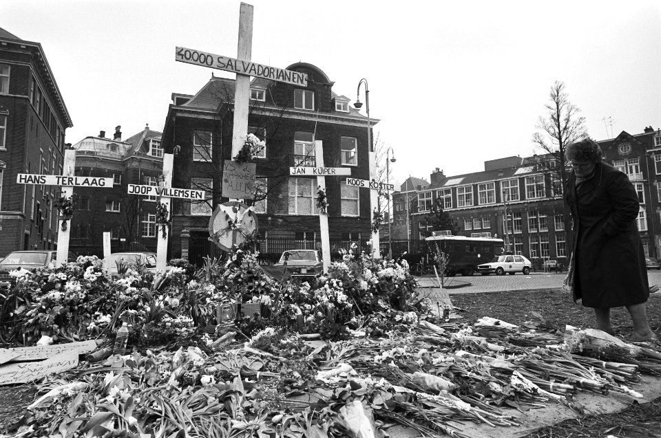 Soort ereplaats op het Museumplein, waar vorige week 5 kruisen zijn geplaatst na, Bestanddeelnr 932-0568