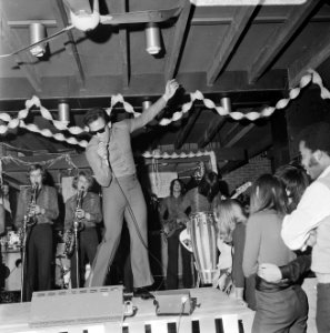 Soulgroep The Free geeft show in Amsterdamse Club 67 Free zanger Ray Michols, Bestanddeelnr 922-1180